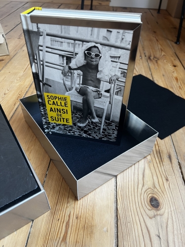 SOPHIE  CALLE - Coffret Sophie Ainsi de suite - Signed edition limited to 50 copies, containing the work: Ici reposent des secrets 2003