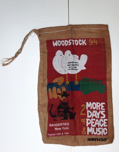 Banksy (attributed)  -  Radio Rat  Original Woodstock 1994 Saugerties NY 13 et 14 aot Sac de nourriture en toile de jute musicale (#0236)