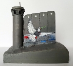 Banksy (attributed)  - Banksy (attribu) Sculpture de section murale d'htel  Longue vie  (#0561)