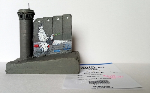 Banksy (attributed)  - Banksy (attribu) Sculpture de section murale d'htel  Longue vie  (#0561)