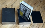 SOPHIE  CALLE - Coffret Sophie Ainsi de suite - Gesigneerde editie beperkt tot 50 exemplaren met het werk: Ici reposent des secrets 2003