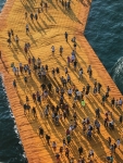 Christo Javacheff - Floating Piers - inclusief origineel stukje stof!